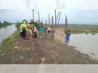 Warga dan Pemdes Pucangarum Perbaiki Tanggul Kali Apur Ingas