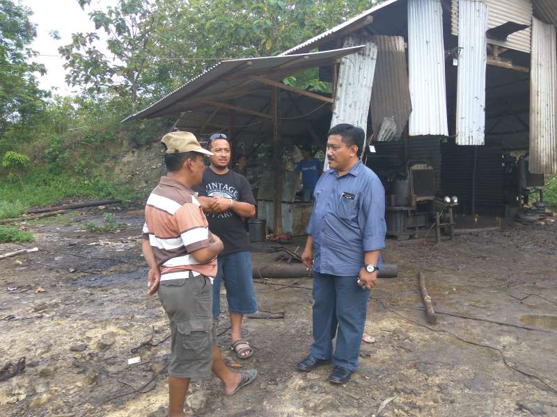 Penambang Sumur Tua Mendapatkan Rp 2.000 Per Liter Minyak Mentah