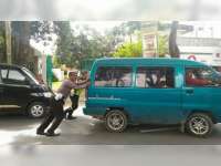 Polisi Sahabat Masyarakat Bantu Dorong Mobil Mogok