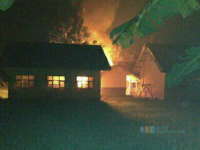 Padamkan Api, Dua Warga Terjatuh dari Atap Bangunan Sekolah