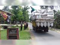 Truk Muat Sekam Lebihi Batas, Sopir Dapat Teguran dari Polisi