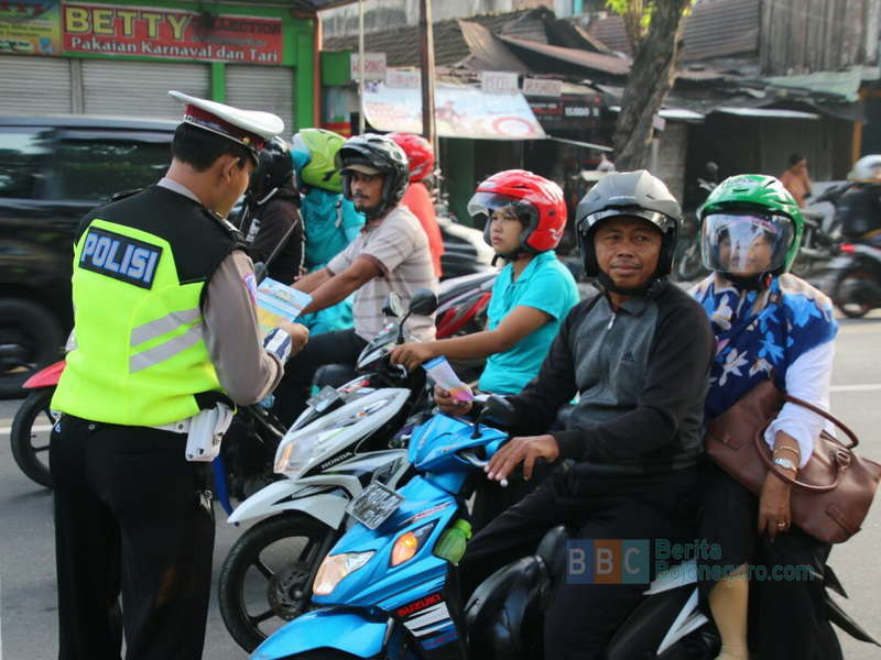 Sosialisasikan PP No. 60 Tahun 2016, Satlantas Bagikan Brosur ke Penguna Jalan