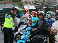 Sosialisasikan PP No. 60 Tahun 2016, Satlantas Bagikan Brosur ke Penguna Jalan