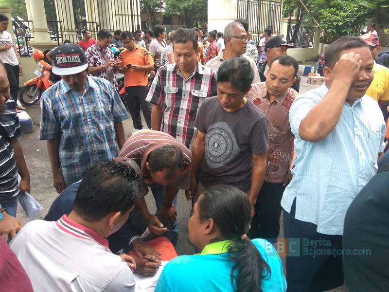 Ratusan Warga Penghuni Rel Bojonegoro-Tuban Datangi DPRD Bojonegoro