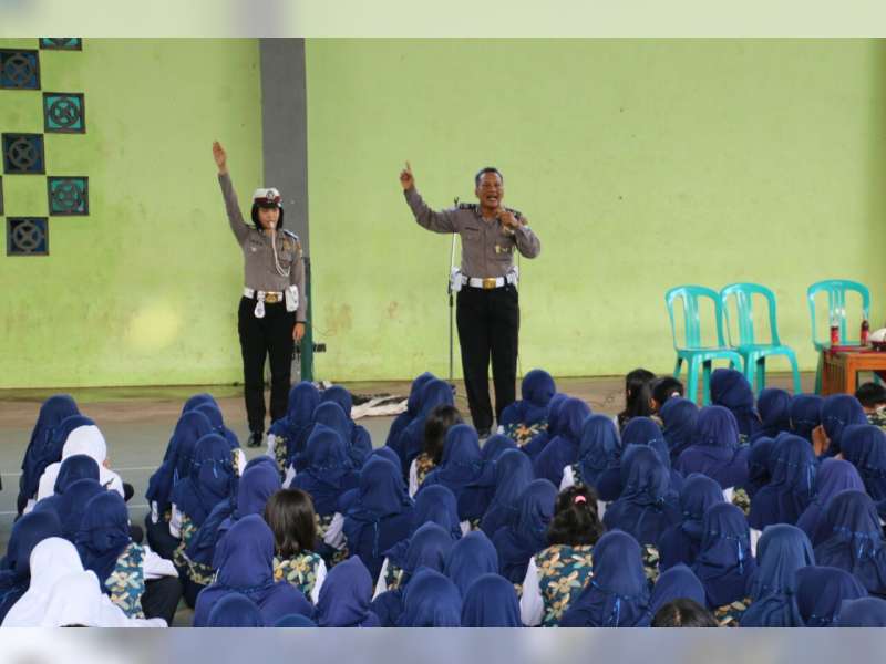 Satlantas Sosialisasi Keselamatan Berlalu Lintas di SMP N 5 Bojonegoro