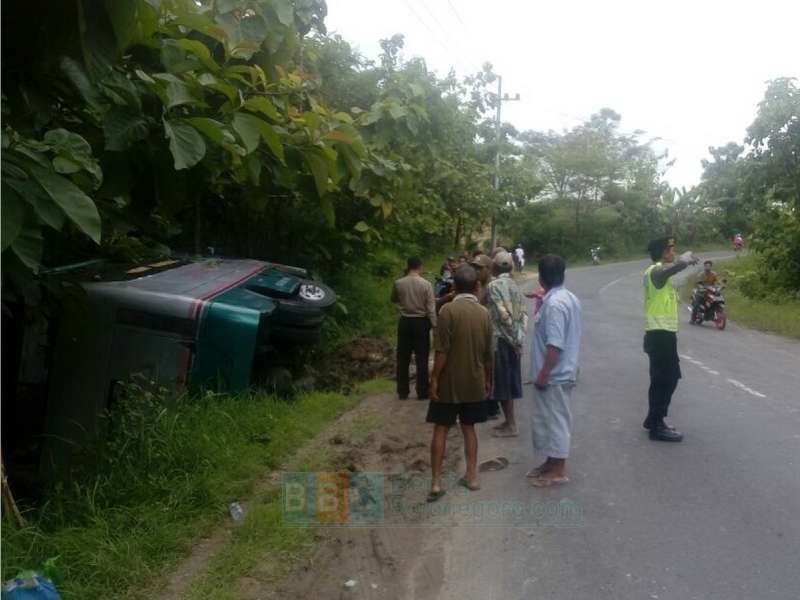 Hindari Truk Tonton, Bus Cendana Terperosok dan Terguling di Margomulyo