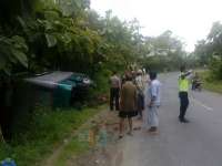 Hindari Truk Tonton, Bus Cendana Terperosok dan Terguling di Margomulyo