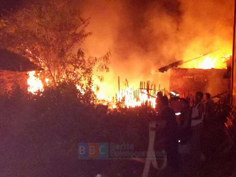Dua Rumah di Baureno Hangus Terbakar, Pemilik Rugi 105 Juta
