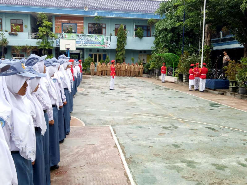 Pimpin Upacara Bendera, Kapolres Beri Amanat Kepada Siswa SMAN 1 Bojonegoro