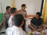 Usai Apel Senin Pagi, Kapolres Besuk Anggota yang Sakit