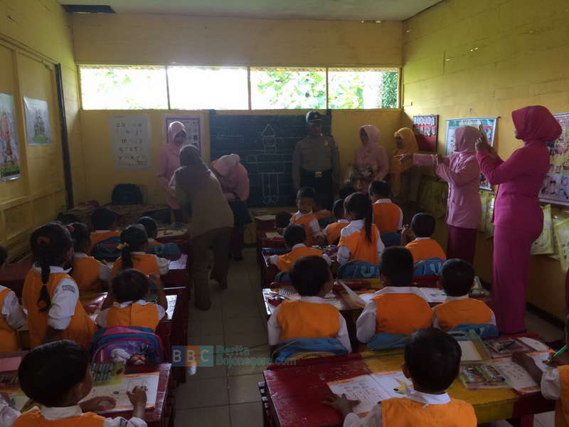 Ketua Bhayangkari Cabang Bojonegoro Kunjungi TK Kemala Sugihwaras