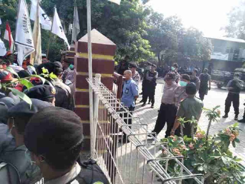 Aliansi 10 Desa Karang Taruna Ring 1 PT Semen Indonesia Gelar Unjuk Rasa