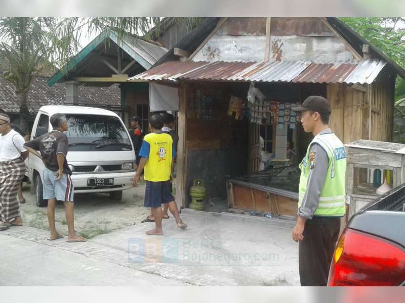 Diduga Mengemudi Dalam Keadaan Mabuk, Pikap Tabrak Toko di Ngraho