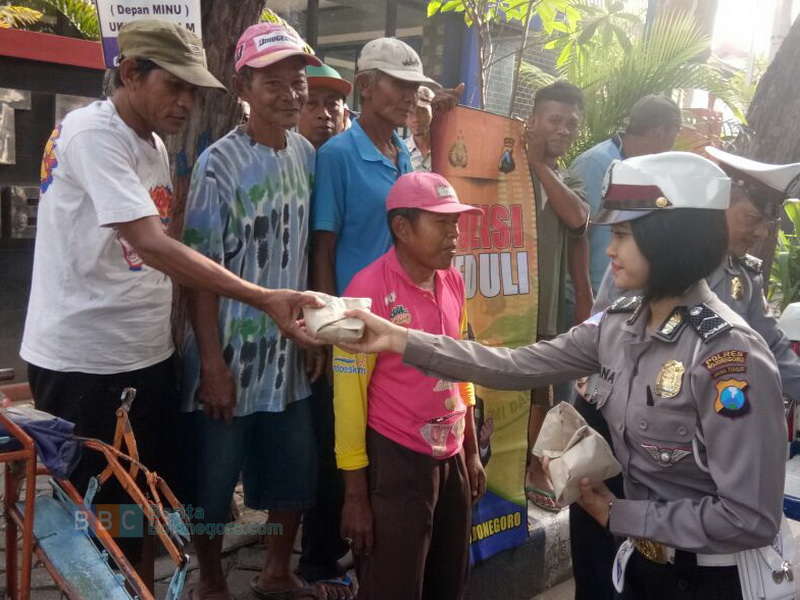 Bangun Karakter Anggota Melalui Bagi-Bagi Nasi Bungkus ke Tukang Becak