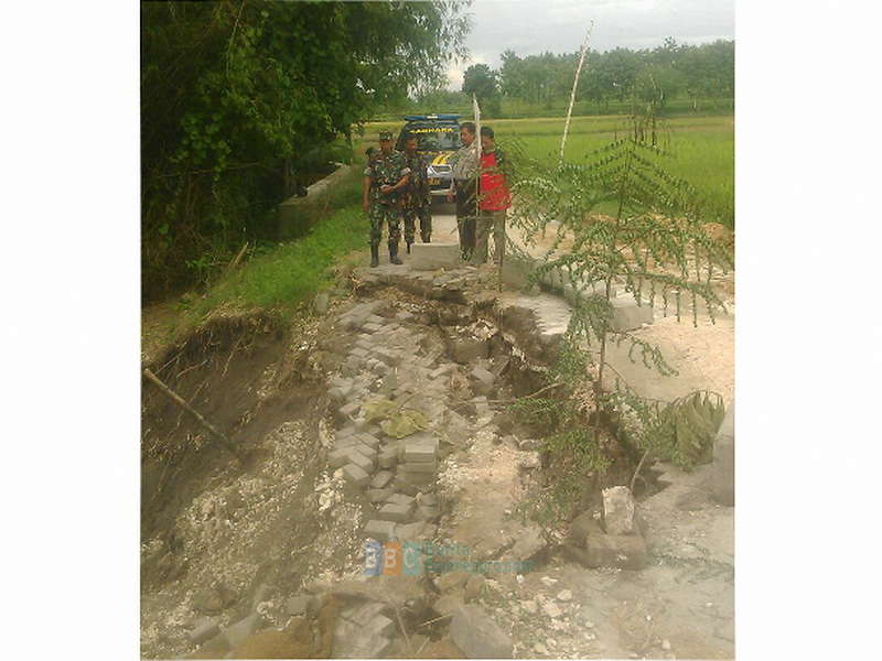 Tergerus Air Hujan, Jalan Desa Kaliombo Longsor Sepanjang 20 Meter