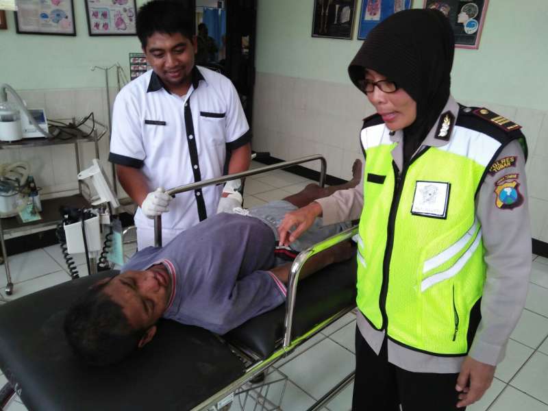 Respon Laporan Warga, Kapolsek Palang Obatkan Pria Gangguan Jiwa