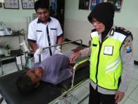 Respon Laporan Warga, Kapolsek Palang Obatkan Pria Gangguan Jiwa