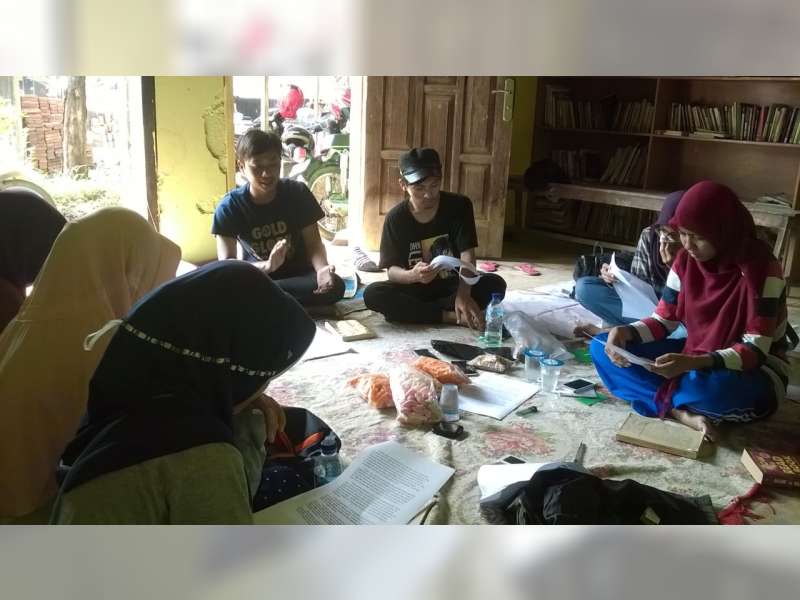Kru LPM Spektrum Dalami Literasi di Arisan Buku