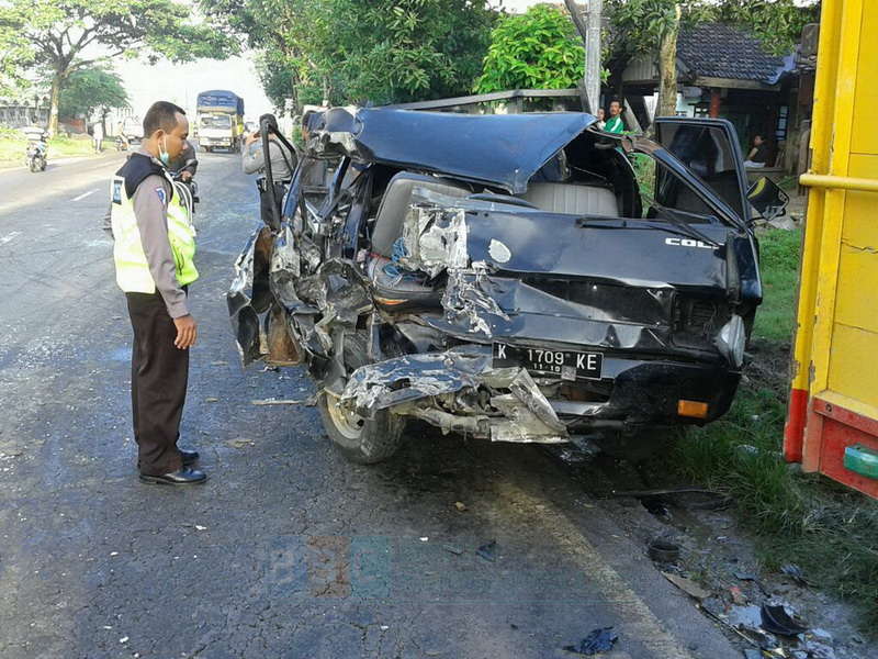Gara-Gara Sopir Mengantuk, Pikap L300 Beradu Muka Dengan Truk
