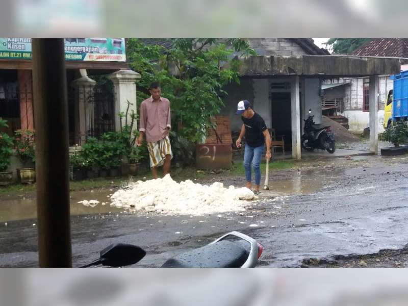 Jalan Kecamatan Balen-Sugihwaras Rusak Berat, Warga Gotong Royong Perbaiki Sementara