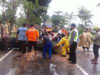 Pohon Besar Tumbang di Tengah Jalan, Lalu Lintas Sempat Macet&nbsp;
