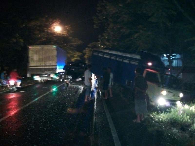 Mau Tambah Angin, Truk Diseruduk Pikap di Baureno
