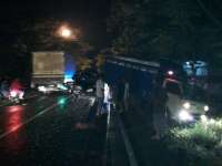 Mau Tambah Angin, Truk Diseruduk Pikap di Baureno