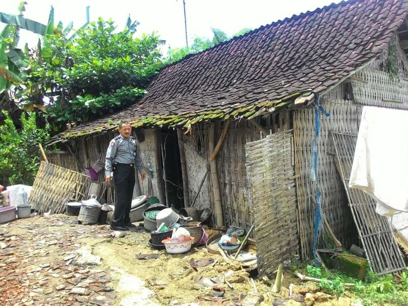 Pawon Bambu Milik Warga Balen Roboh Diterpa Angin Kencang