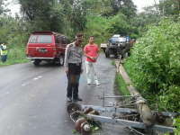 Hujan Disertai Angin Kencang, Robohkan Tiang Listrik PLN di Gondang