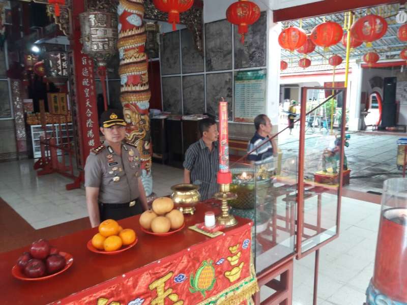 Kapolres Pimpin Pengaman Perayaan  Imlek di Klenteng Hok Swie Bio Bojonegoro