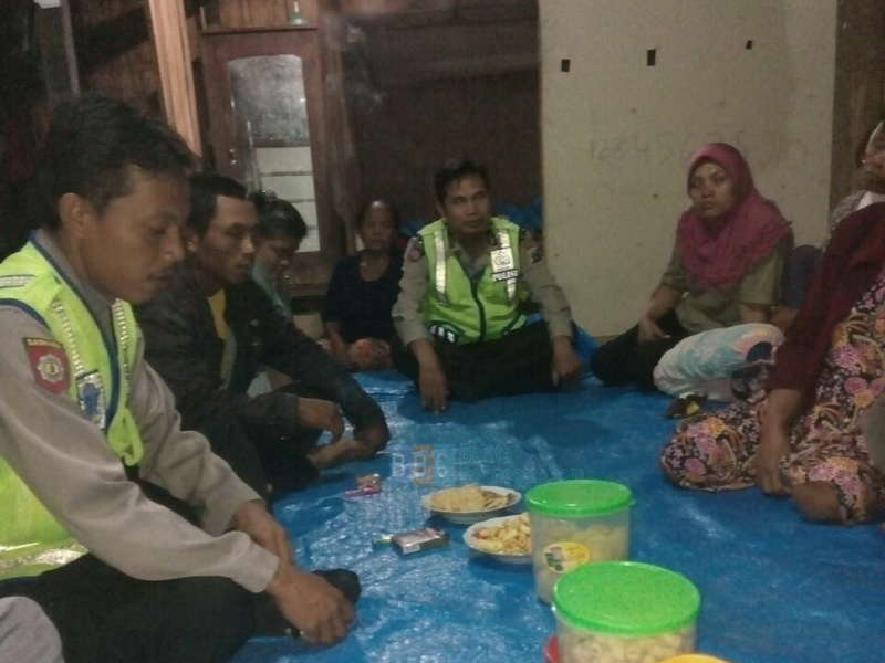 Anggota Polsek Margomulyo dan Tetangga Berkumpul Tunggu Kedatangan Jenazah Sulis Setyowati