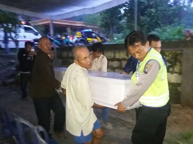 Jenazah Almarhumah Sulis Setyowati Tiba di Rumah Duka