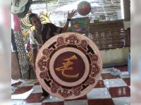 Berkah Imlek,  Seniman Ini Kerjakan Logo Keluarga Tionghoa