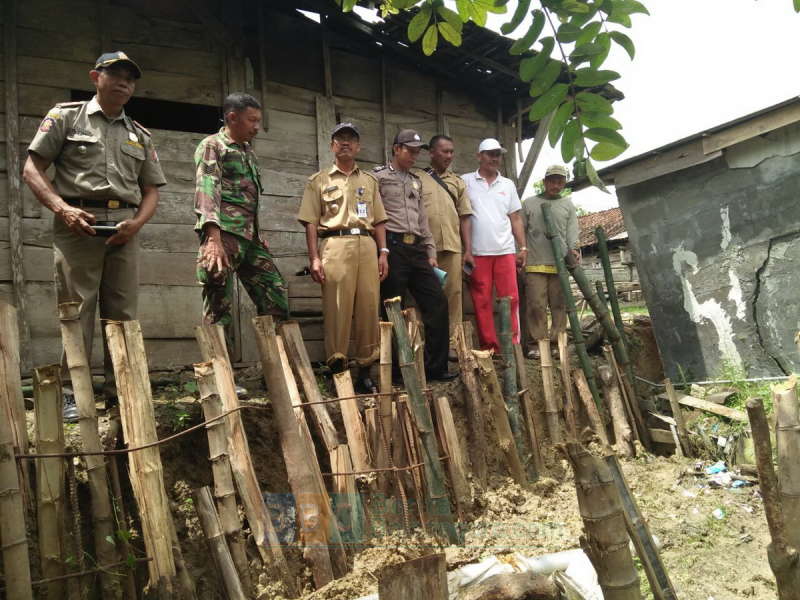 Tanah Longsor Terjadi di Pekarangan Warga Desa Nglampin Kecamatan Ngambon