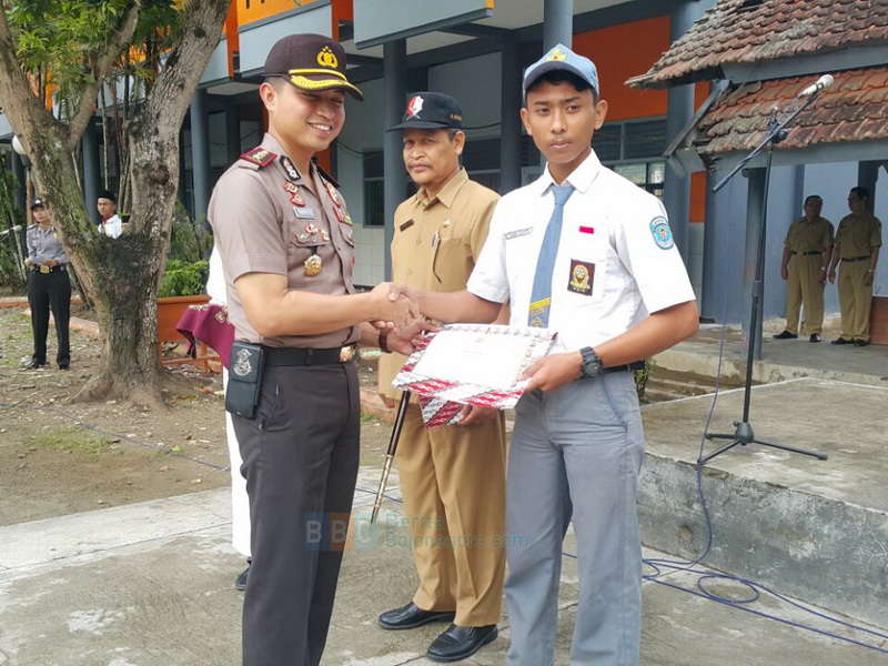 Jadi Pembina Upacara di SMKN 2 Bojonegoro, Kapolres Berikan Penghargaan Kepada Siswa Berprestasi