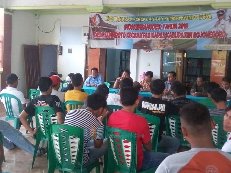 Warga Desa Sambiroto Menuntut Dipekerjakan di PT Fastrata Buanan
