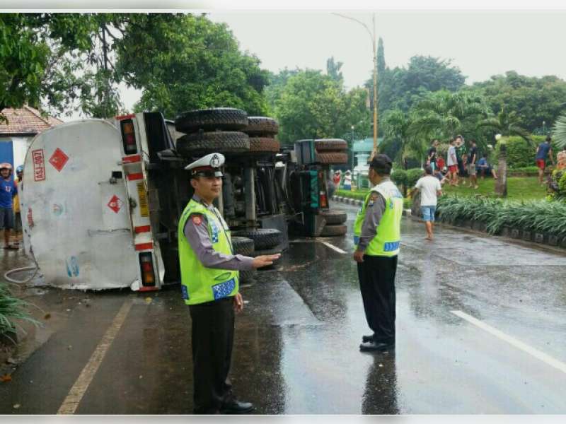 Hendak Nyalip, Truk Tangki Bermuatan Solar Terguling di Tuban