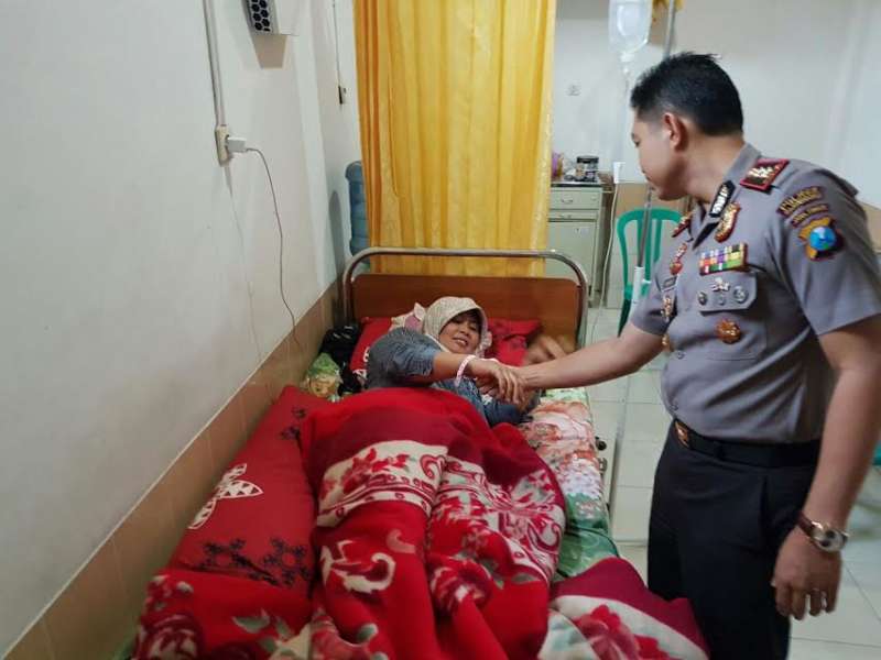 Kapolres Bojonegoro Jenguk Anggota yang Sedang Dirawat di Rumah Sakit