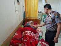Kapolres Bojonegoro Jenguk Anggota yang Sedang Dirawat di Rumah Sakit