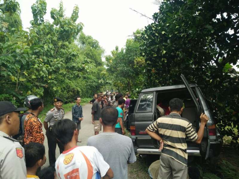 As Patah Saat Melaju, Mobil Panther di Purwosari Tabrak Pohon