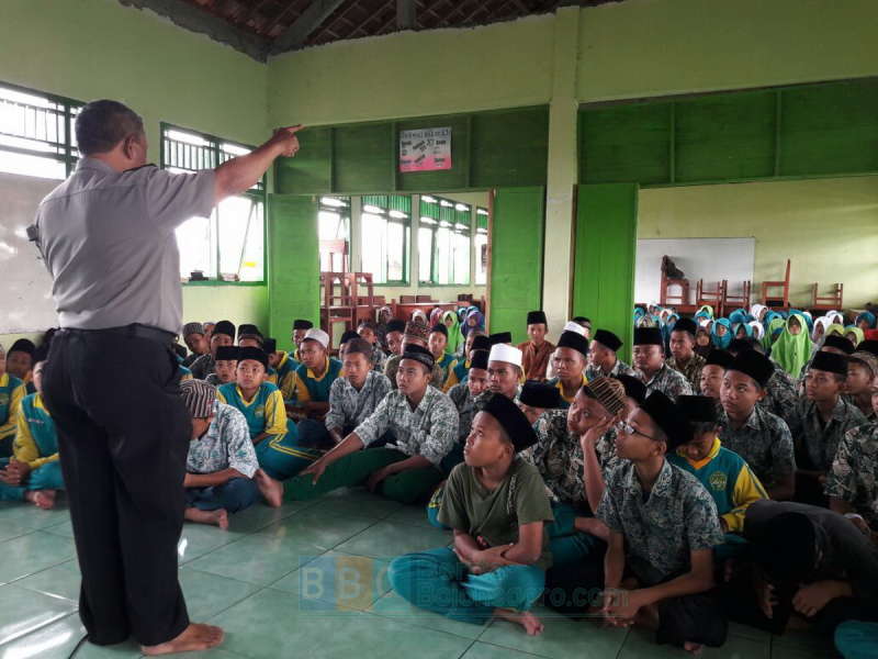 Guna Tekan Angka Kenakalan Remaja, Kapolsek Kasiman Beri Motivasi di Pondok Pesantren
