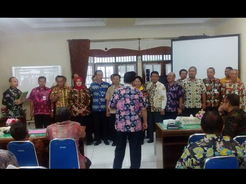 Para Camat Dikukuhkan Sebagai Bapak-Ibu bagi Masyarakat Miskin dan Anak Putus Sekolah