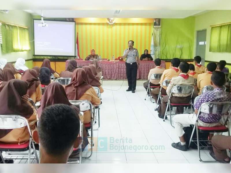 Tekan Kenakalan Remaja, Kapolsek Kapas Laksanakan Binluh ke Sekolah-Sekolah