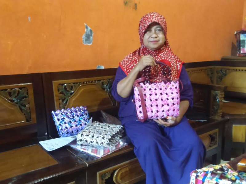 Di Tangan Parni, Limbah Plastik Raup Puluhan Juta Rupiah
