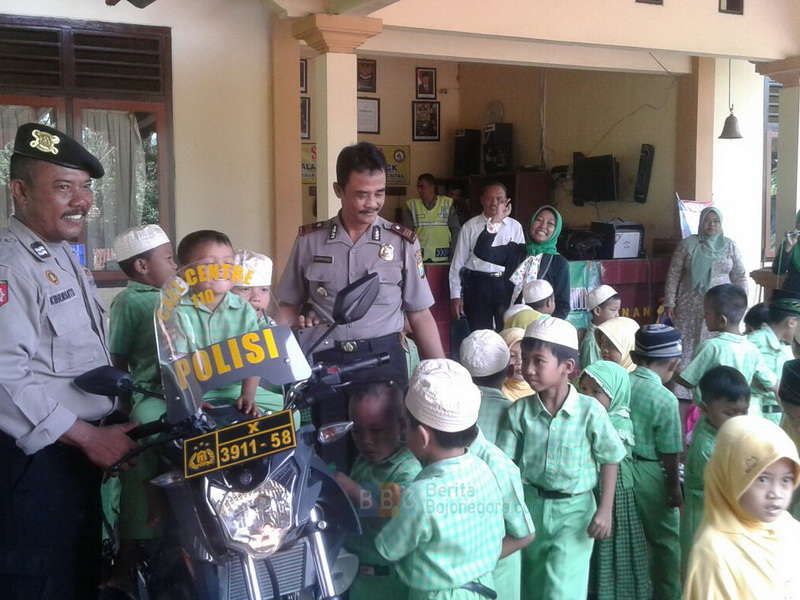 Kenalkan Sosok Polisi, PAUD Ath-Tholibin Kunjungi Polsek Ngambon