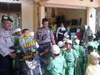 Kenalkan Sosok Polisi, PAUD Ath-Tholibin Kunjungi Polsek Ngambon