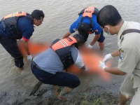 Tim SAR Evakuasi Mayat Mr X Yang Mengapung di Bengawan Solo