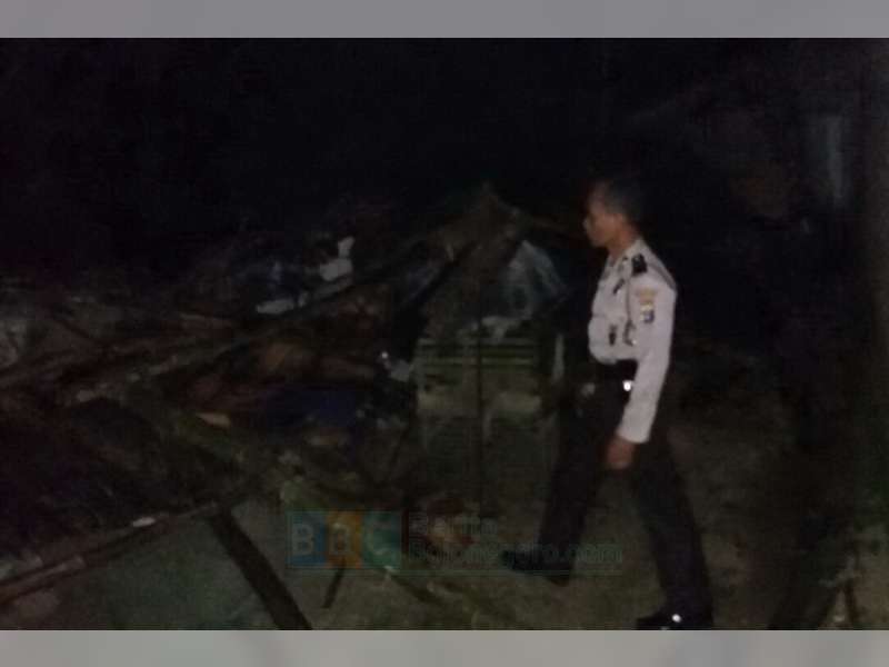 Rumah Warga Sukosewu Roboh Diterpa Angin Kencang