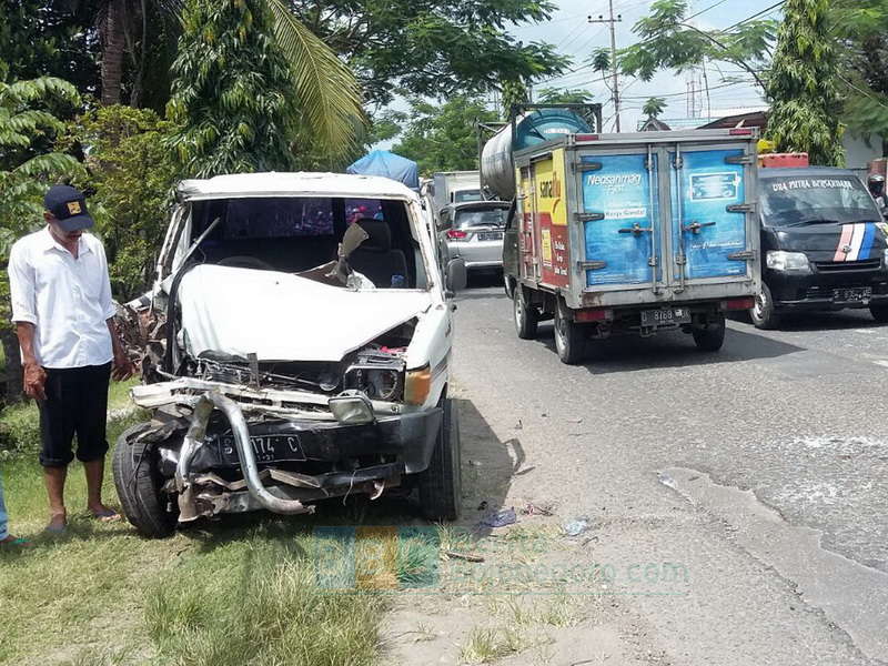 Kijang Hantam Truk di Baureno, 3 Orang Luka-Luka