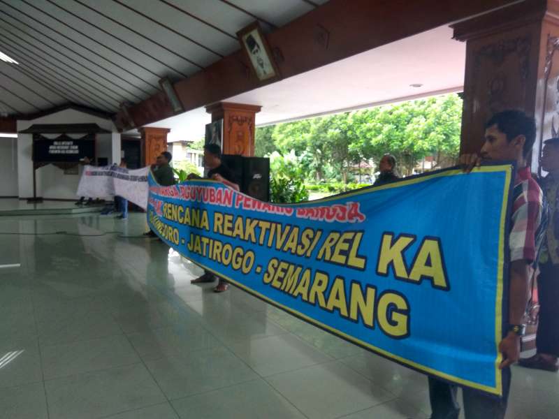 Ratusan Warga 5 Desa Geruduk Pendapa, Tolak Reaktivasi Rel Bojonegoro - Jatirogo